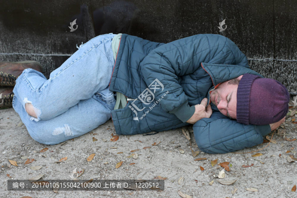 無家可歸的人睡在垃圾箱里