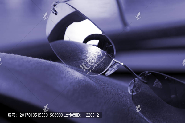 甲板上的太陽眼鏡