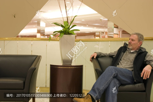 購物時在椅子上休息