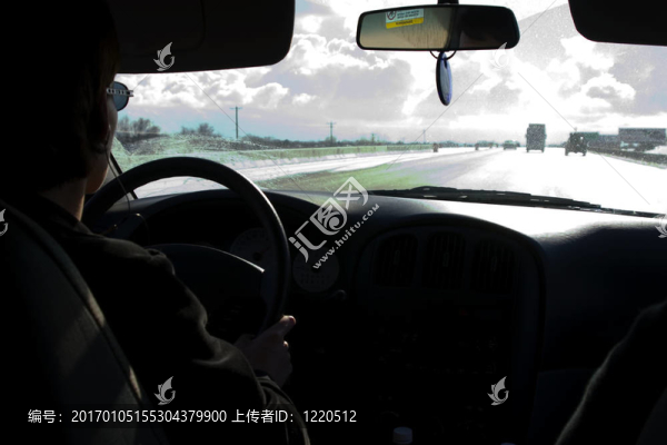 在暴風(fēng)雨的道路上駕駛
