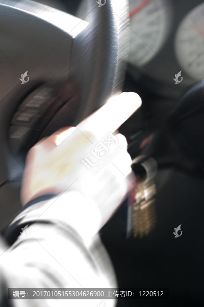 方向盤上的模糊手