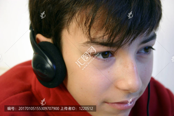 聽音樂。