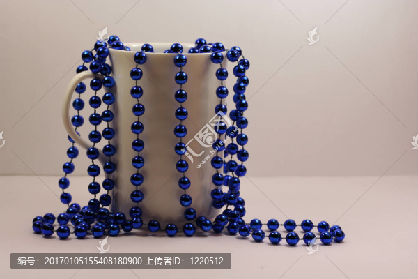 白色杯子里的藍(lán)色裝飾