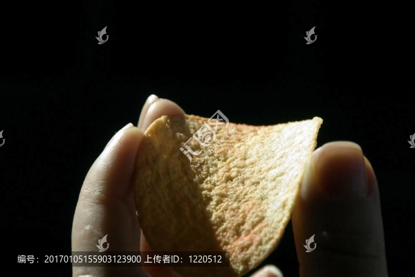 隔離手拿著芯片
