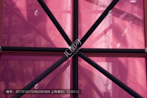 具有粉紅色背景的建筑支持酒吧