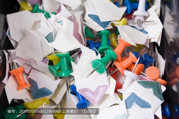 圖釘和照片的角落