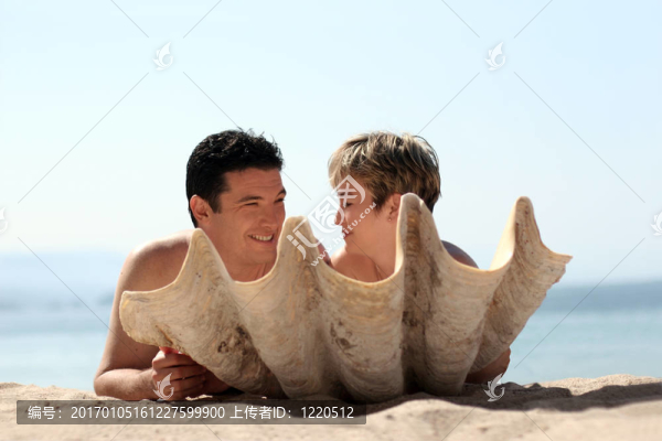 海灘上的夫婦