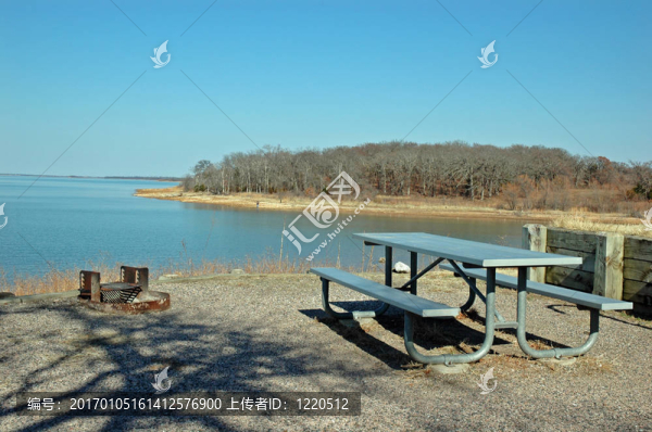 在湖邊野餐