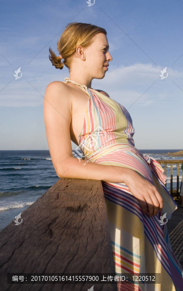 站在海灘上的女人