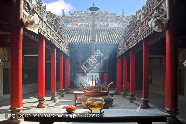 寺煙霧彌漫