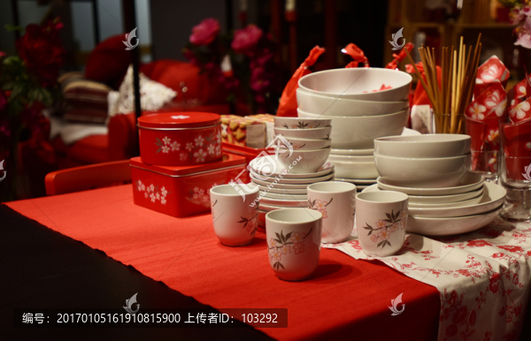 春節(jié)氛圍的餐具