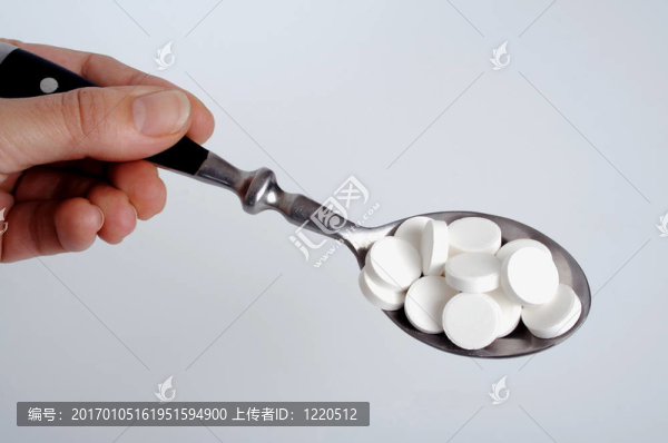 裝滿藥丸的勺子