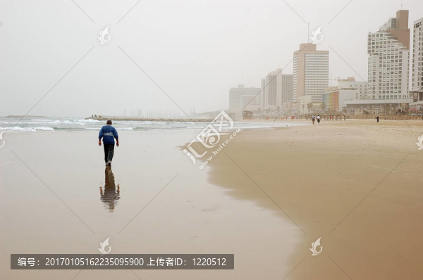 走在冬天的海灘上