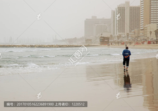 走在冬天的海灘上