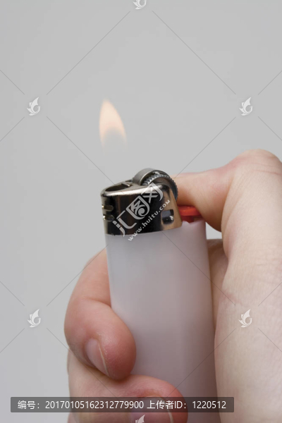 手拿打火機(jī)