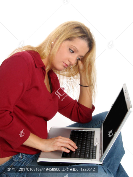 年輕女子的筆記本電腦