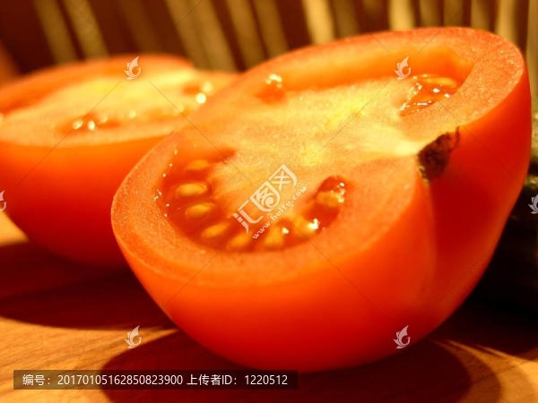 西紅柿切成兩半