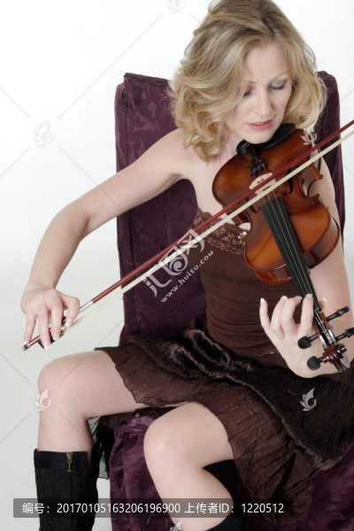 漂亮的女人在拉小提琴
