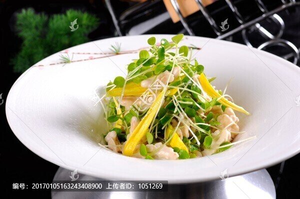 香椿苗拌桃仁