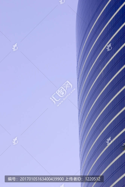 晴朗的天空和摩天大樓