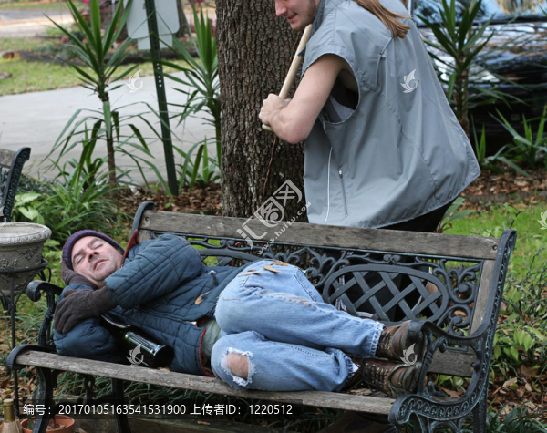 無(wú)家可歸的人在攻擊下