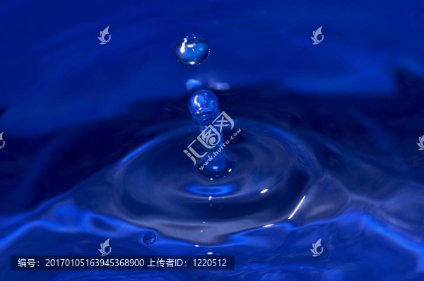 下降和藍(lán)色的水