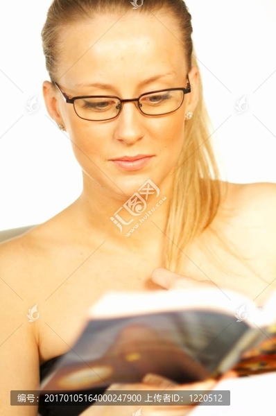 讀一本書的女人-匯圖網(wǎng) www.fosd68.com 讀一本書的女人