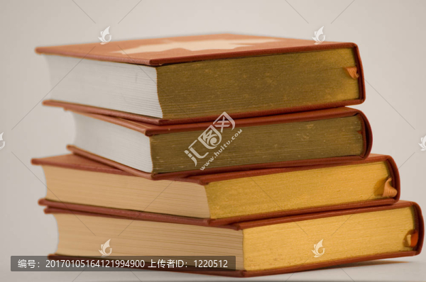 金色和紅色的書