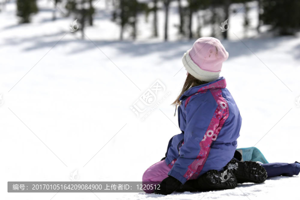 女孩在雪中
