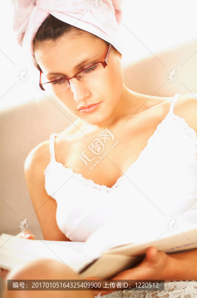 讀一本書的女人