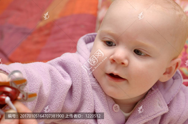 玩耍的；玩耍的嬰兒