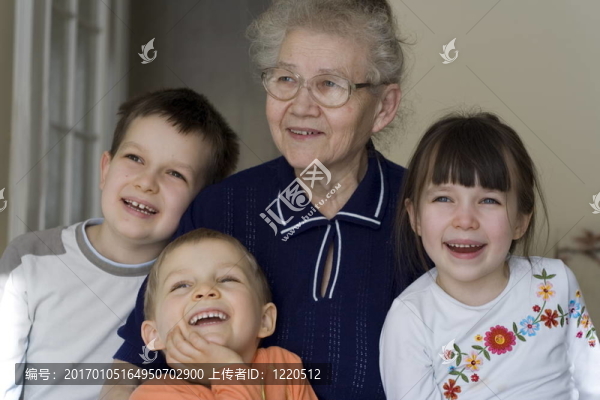 快樂的奶奶-匯圖網(wǎng) www.fosd68.com 快樂的奶奶