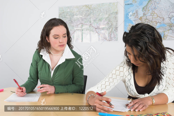 在考試中試圖作弊的女孩