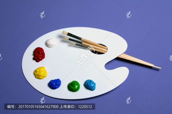 畫家用顏料和畫筆調(diào)色；藝術(shù)的象征