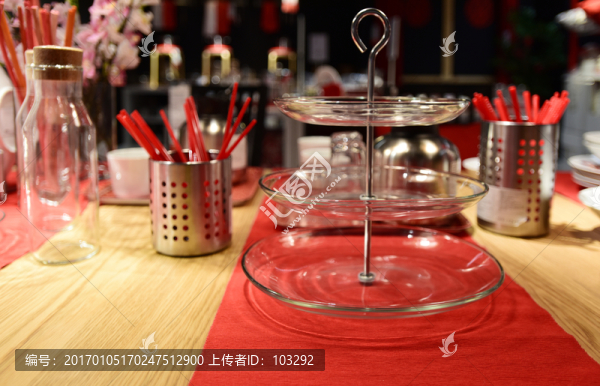 桌面上的玻璃托盤