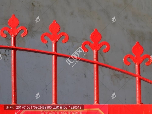 一個(gè)紅鐵門(mén)的細(xì)節(jié)