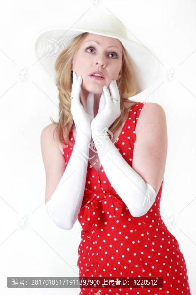 穿著紅裙子和白手套的女人