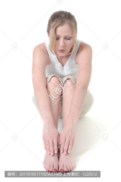 坐在地板上做伸展的女人