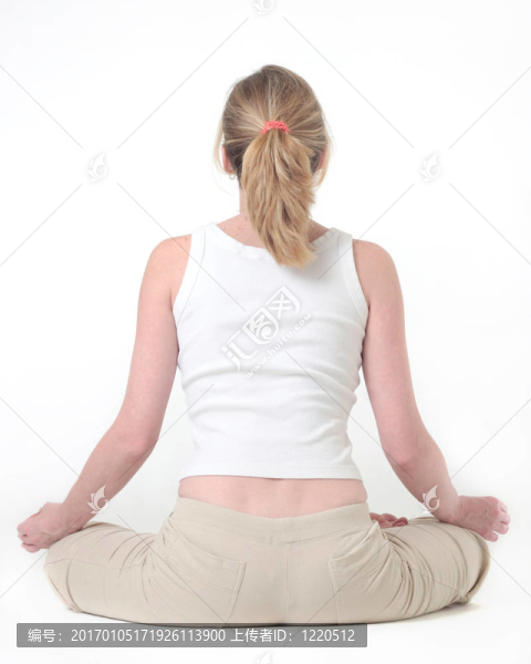 在瑜伽中做蓮花姿勢的女人