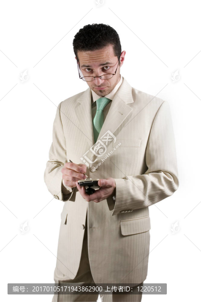 隨著PDA看著他的眼鏡商人