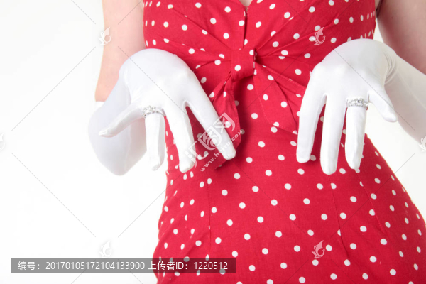 女人炫耀她戴著手套的手兩個鉆石戒指