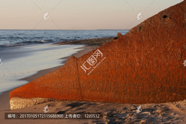附近的海