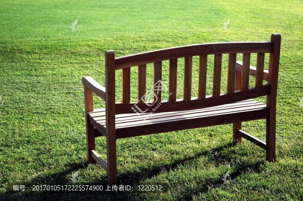草地上的椅子