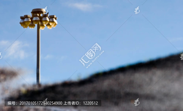 路燈和天空的倒影