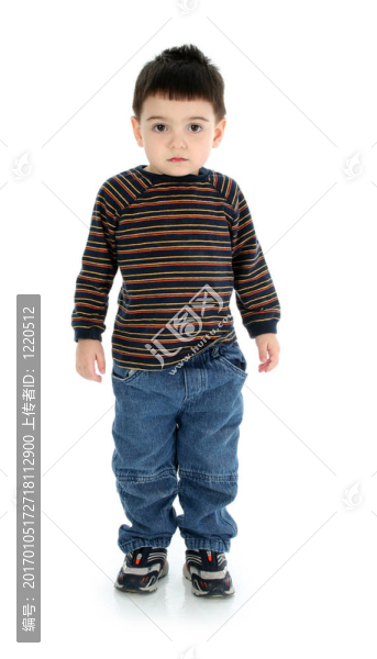 小男孩站