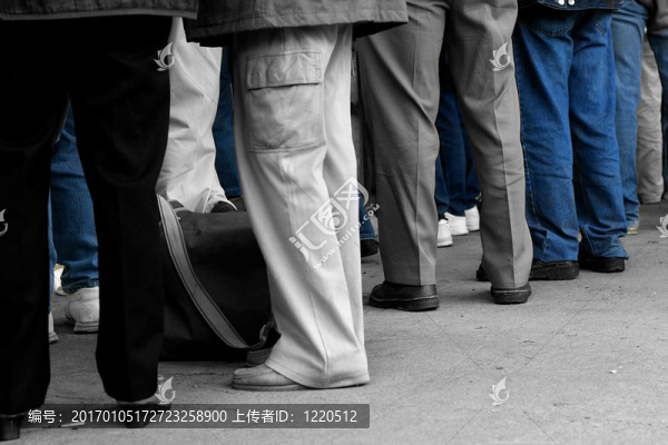 牛仔褲；褲子和腿。
