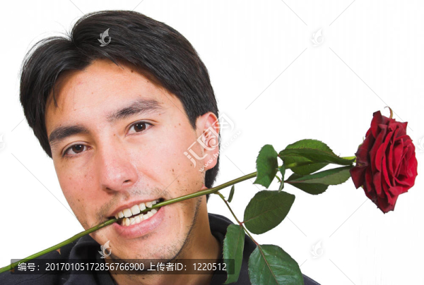 男孩與玫瑰在他的嘴