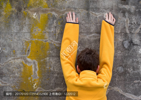 男孩在羊毛套衫