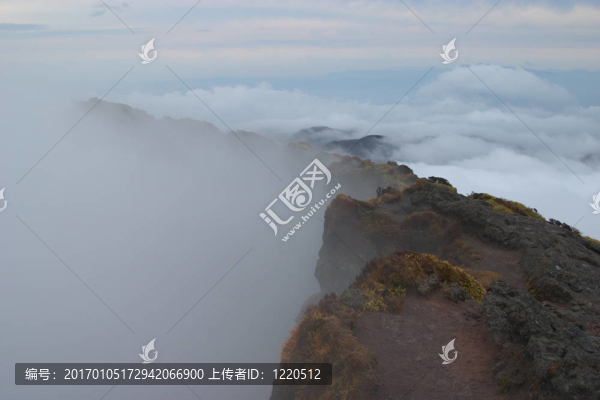霧蒙蒙的火山口
