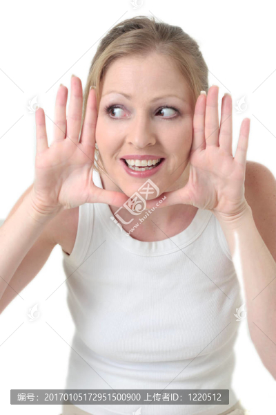 可愛的女人用手的臉